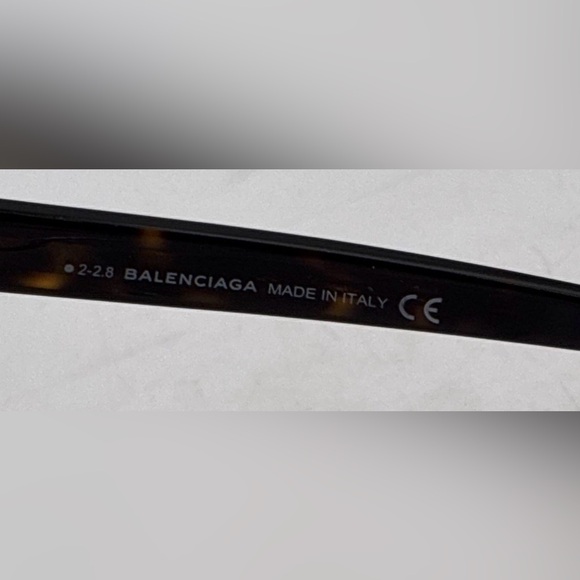 Balenciaga Women\'s BA 128 Sunglasses
Tortoiseshell Gold Cat Eye COA 51-19-140